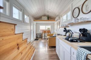 Stay Portland - The Tiny Saguaro - Walk to Local Shops & Eateries