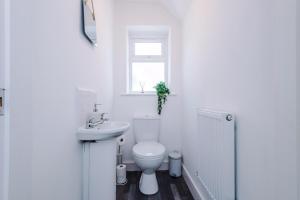 4 BDR House By Eason Stays Short Lets St Helens