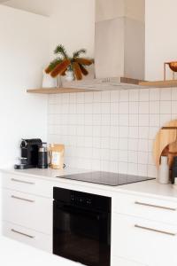 White Beach Retreat - Luxury With Water Views