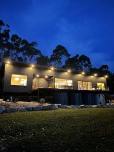 White Beach Retreat - Luxury With Water Views