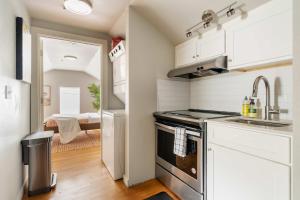 Stay Portland - Cozy Attic Hideaway in Laurelhurst