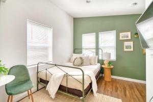 Stay Portland - Urban Cabin Studio - Breweries & Local Eateries