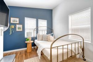 Stay Portland - Beach Vibes Getaway near Burnside & Laurelhurst!