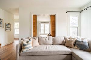 Stay Portland - 3BR - Sleeps 6 - Steps to NW 23rd - Fast WiFi