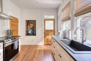 Stay Portland - The Etourdissante Suite - Forest Park & Local Eats