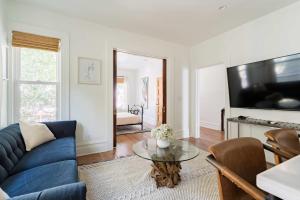 Posh Local 2BR - Boutiques & Eateries