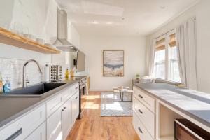 Stay Portland - The Charmante Suite- Breweries & Boutiques