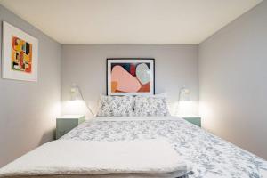 Stay Portland - Lovely location, 4 BR Pearl apt, Sleeps 8