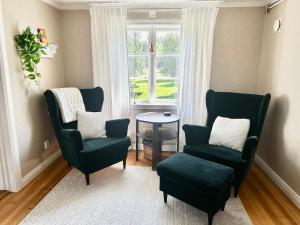 Country Escape, Cozy Village Cottage