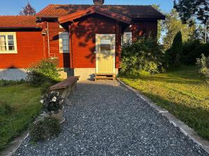 Country Escape, Cozy Village Cottage