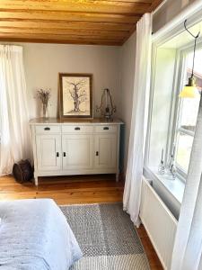 Country Escape, Cozy Village Cottage