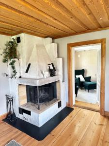 Country Escape, Cozy Village Cottage