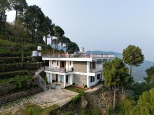 SaffronStays Saanjh - 5BR pet-friendly eco villa with bonfire, BBQ, indoor games & valley-facing balconies