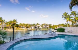 St Tropez 8 - Waterfront Retreat with Rooftop Spa & Sauna