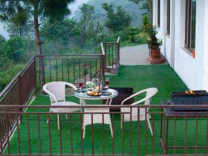 SaffronStays Saanjh - 5BR pet-friendly eco villa with bonfire, BBQ, indoor games & valley-facing balconies