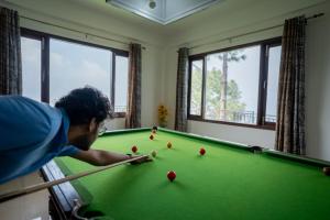 SaffronStays Saanjh - 5BR pet-friendly eco villa with bonfire, BBQ, indoor games & valley-facing balconies