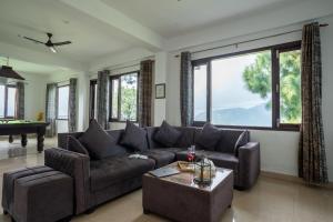 SaffronStays Saanjh - 5BR pet-friendly eco villa with bonfire, BBQ, indoor games & valley-facing balconies