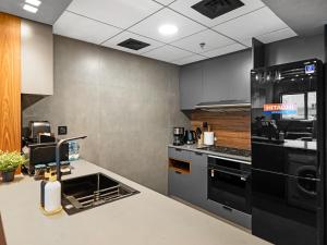 Luxury 1 Bedroom Marina Views Walk to Metro and Beach