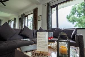 SaffronStays Saanjh - 5BR pet-friendly eco villa with bonfire, BBQ, indoor games & valley-facing balconies