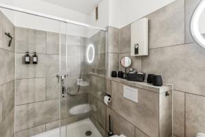 NASA Homes I Moderne Suite I Zentral I 3 Zimmer I 3 Balkone I neu renoviert I Smart TV I Hotelbetten