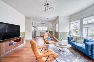 Renewed Classic 2BR - 95 WalkScore