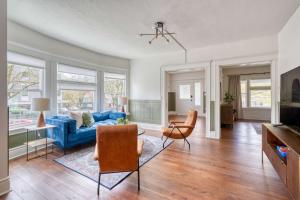 Renewed Classic 2BR - 95 WalkScore