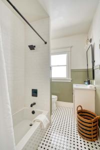 Renovated Craftsman - Fast Wifi - WalkScore 95