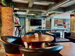 Sukhum Victorymonument-Ari