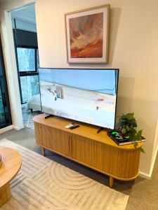 Lonsdale Street Family Apartment Cot Available