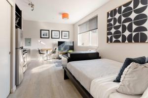 Stay Portland - Modern Portland Studio - Food Carts & Local Shops