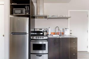 Stay Portland - Modern Portland Studio - Food Carts & Local Shops