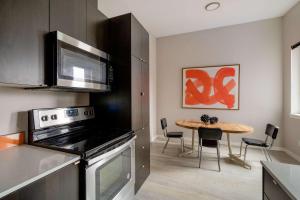 Stay Portland - Retro Modern 2-Bedroom with 90 WalkScore