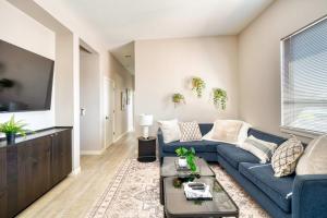 Roof Deck & Food Pods- Hawthorne Penthouse Retreat