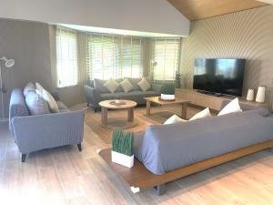 B89 3BR Hillside Seaview Escape