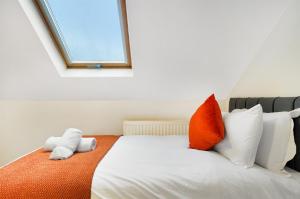 3-Bedroom 5-Bed Flat King Room Free Parking Near Reading & M4 Work Stays