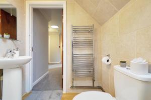 3-Bedroom 5-Bed Flat King Room Free Parking Near Reading & M4 Work Stays