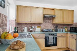 3 BR 6 Beds 3 Bath Garden Parking Heathrow 15 min Windsor & Legoland