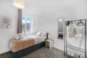 3 BR 6 Beds 3 Bath Garden Parking Heathrow 15 min Windsor & Legoland