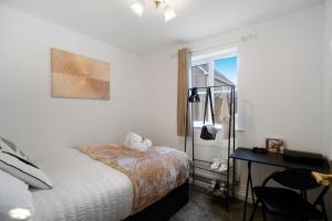 3 BR 6 Beds 3 Bath Garden Parking Heathrow 15 min Windsor & Legoland