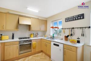 4BR 6Beds 3Bath Parking 3min Walk to Station Heathrow Airport & Windsor