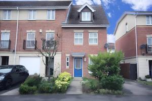 4BR 6Beds 3Bath Parking 3min Walk to Station Heathrow Airport & Windsor