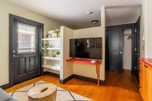 Stay Portland - Quirky Micro Apt - Foodies, Artists, Coffee Lovers