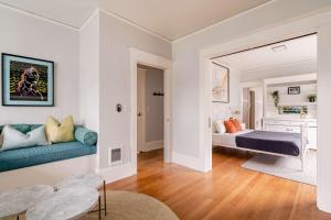 Stay Portland - PDX Art Deco Lounge - Local Eateries, Bars & Shops