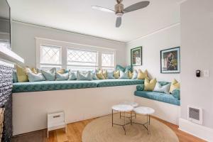 Stay Portland - PDX Art Deco Lounge - Local Eateries, Bars & Shops