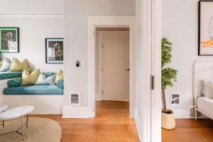 Stay Portland - PDX Art Deco Lounge - Local Eateries, Bars & Shops