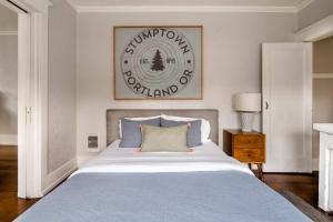 Stay Portland - Comfy SE Portland Apartment - Great Eats & Bars