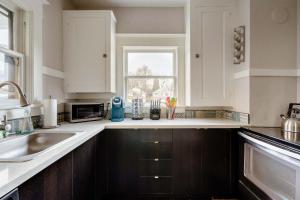 Stay Portland - Comfy SE Portland Apartment - Great Eats & Bars
