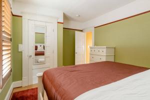 Stay Portland - Sun-filled Home in Buckman Neighborhood with 2BRs