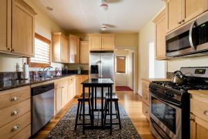 Stay Portland - Sun-filled Home in Buckman Neighborhood with 2BRs
