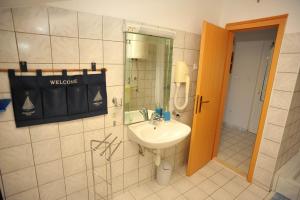 Seaside apartments with a swimming pool Sutivan, Brac - 16846